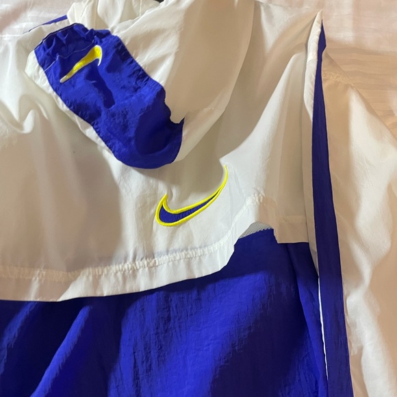 Nike Wind Breaker - Picture 2 of 10